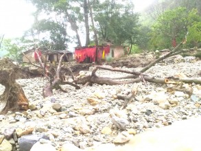 बैतडीको दोगडा मन्दिरको घेरपर्खाल बाढीले बगायो ,  मन्दिर  जोखिममा